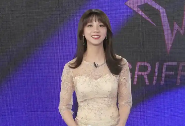 rita的香肩,余霜的镂空裙都不足为惧,她的薄纱装令宅男脸红