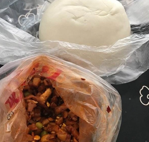 相信很多人在没钱吃饭的时候,首先想到的就是榨菜配馒头.