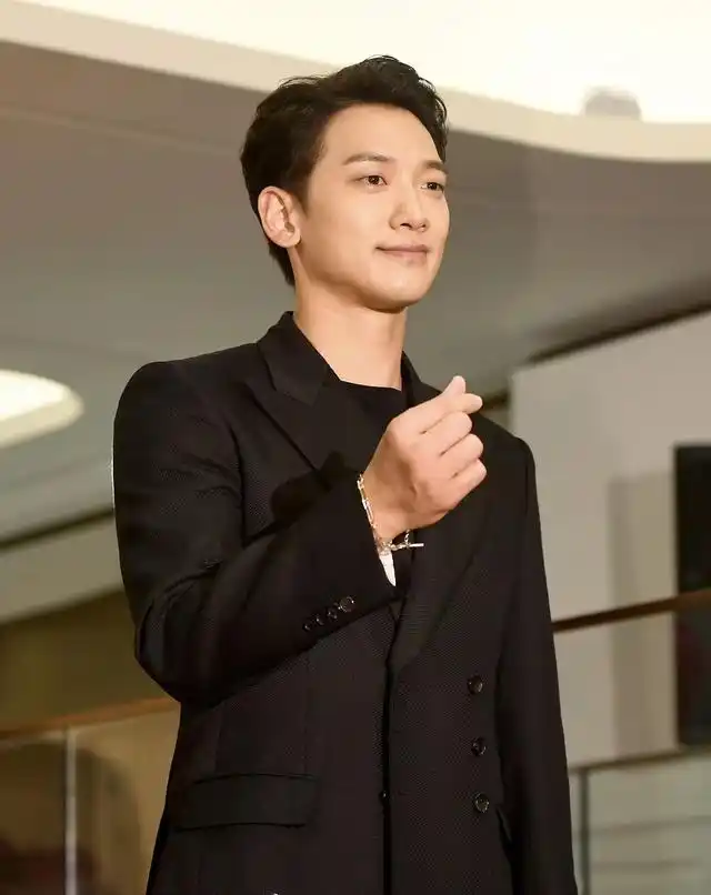 15日韩国歌手rain(郑智薰)在自己的instagram上传了自己的近况照片.