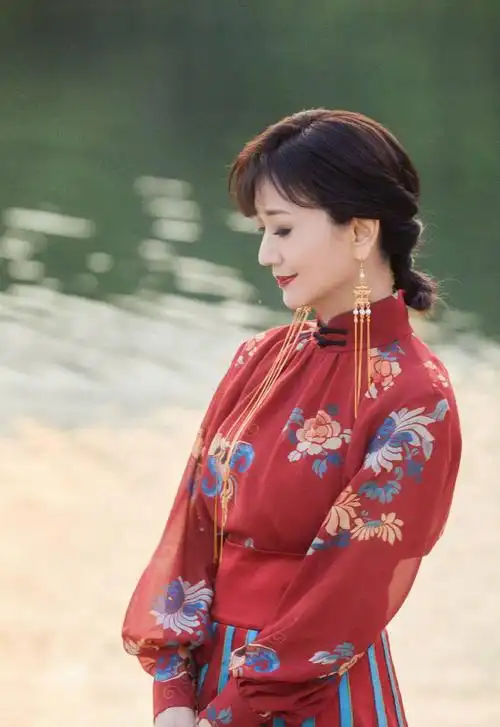 67岁赵雅芝秋意写真曝光 国风长裙搭流苏耳环雍容华贵