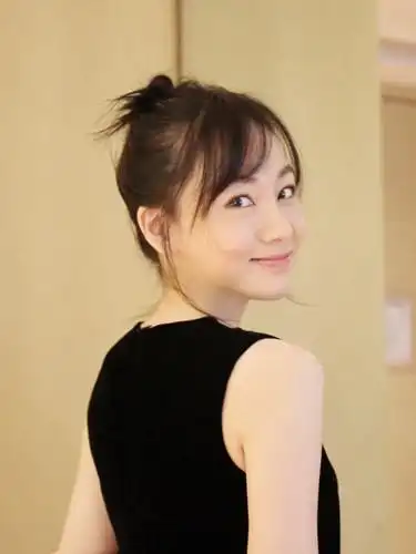 p data-id="gnwy03g534">夏恩,1994年11月3日出生,中国内地女演员.