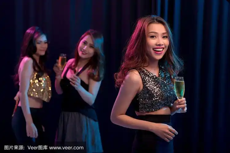 拿着香槟酒杯的女孩