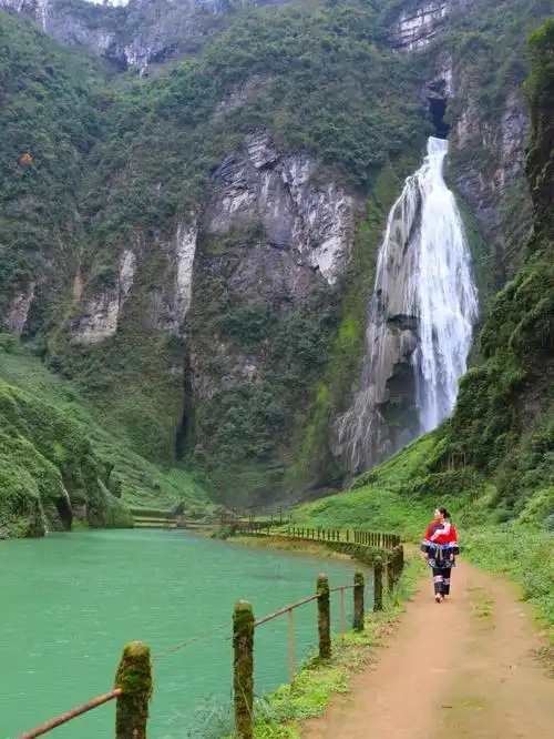 从吉首出发,导航大龙洞瀑布景区,大约1个半小时的车程,我们来到了景区