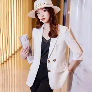 高级感西装外套女七分袖设计感2021年春季新款竖条纹白色休闲西服