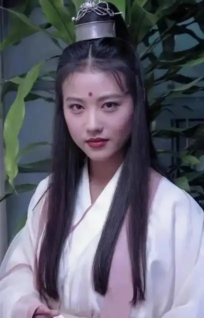 57岁周海媚晒美颜视频,遮掩不住脸上细纹,眼睛高度近视仍然好美