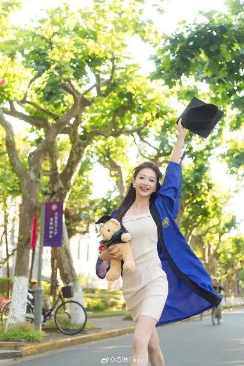 冯琳复旦大学毕业照#校花冯琳分享了大学毕业照,好美呀!