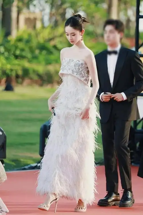 张艺凡穿高跟鞋身高有1米9,网友:这谁顶得住!