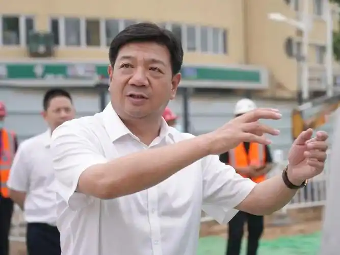 县委书记李春调研县城改造提升重点工程项目推进情况