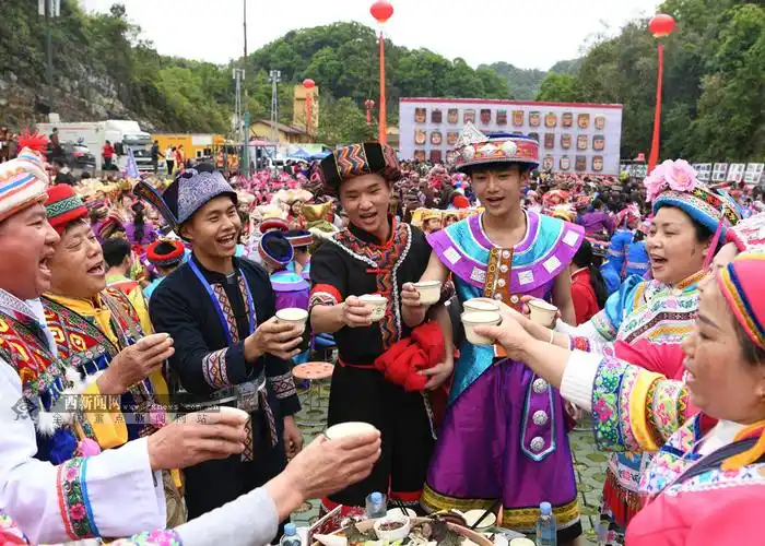 高清罗城多彩民俗迎壮族三月三吸引众多游客44
