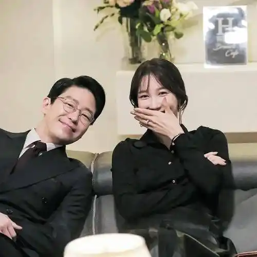 韩剧《顶楼》可以笑着活到最后 为何放弃爱情与幸福 她真女人_申秀莲