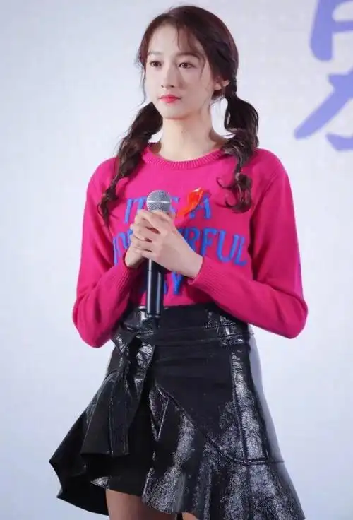 关晓彤《王牌对王牌》又圈粉,扎双马尾搭半身裙,美得清新脱俗!