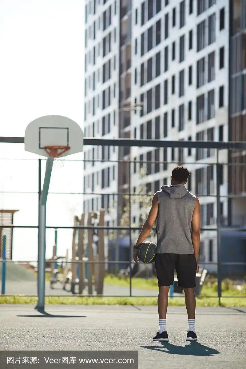 非洲篮球运动员的背影
