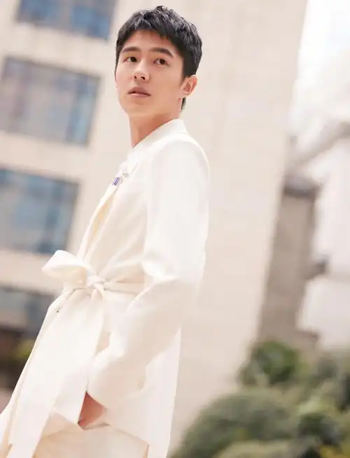 刘昊然绅士范写真1600x900分辨率查看