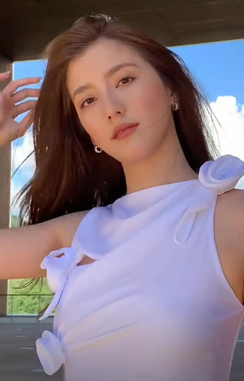 吴千语户外拍摄,生图比精修好看,她的脸型和五官比例恰到好处,自然不