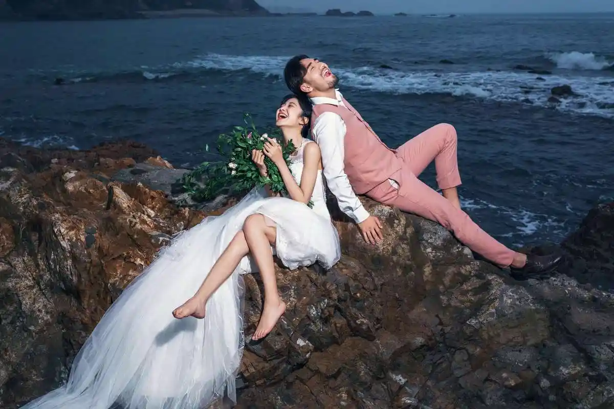 海边拍婚纱照就用这7种姿势,1秒拯救你的尴尬癌!