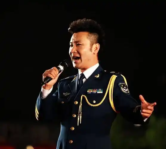 刘和刚,这位在荧屏上崭露头角的演员,真实生活中也是一名典型的孝子.