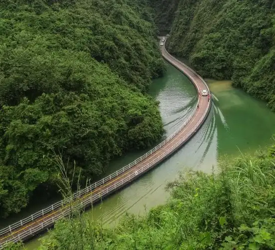 狮子关水上浮桥长度为400米,宽4.