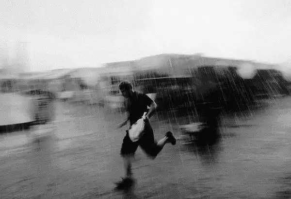 todays picture,雨中奔跑的人