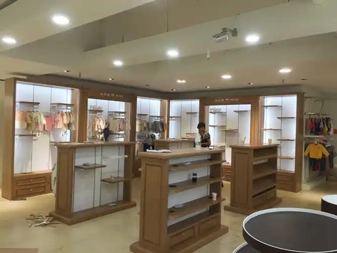 首先是展柜的制作材质,差异材质的展柜价位区别是很大的,由于制作展柜