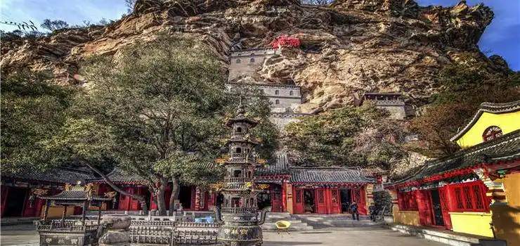 宝林楼风景名胜区坐落于辽宁省义县张家堡乡上宝林村宝林沟内因乾隆帝