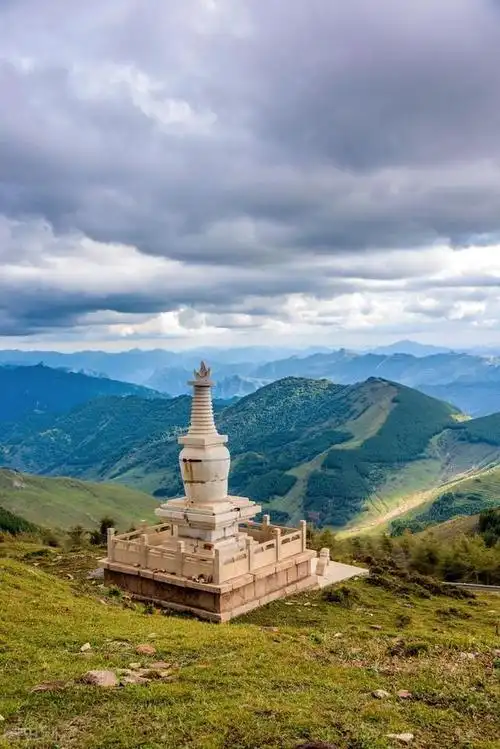 五台山著名的避暑胜地风景秀丽五座山峰如平台环绕