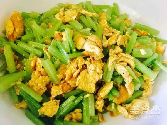 芹菜炒鸡蛋