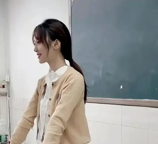 高校毛概女老师被赞"神仙颜值",气质形象俱佳,得到学校的肯定