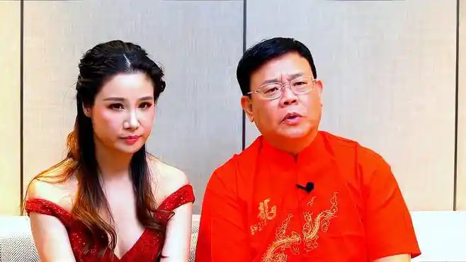 广东主持人郑达惹争议,和嫩模拍月饼广告太轻浮,被嘲晚节不保-娱乐