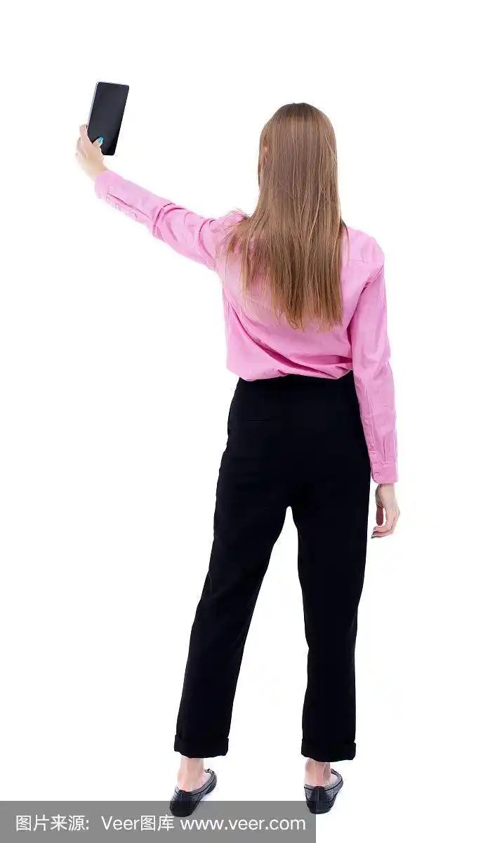 背影站着年轻美丽的女孩平板电脑