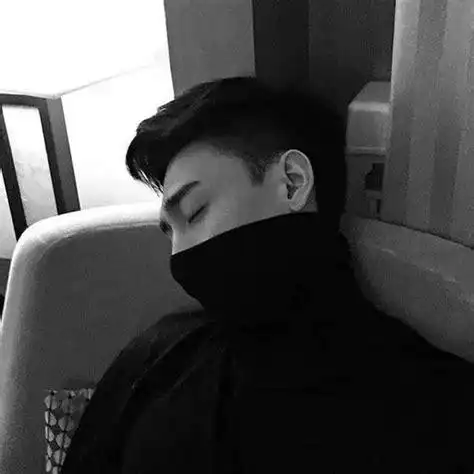 男生黑白颓废背影侧脸坐着的黑色衣服不要抽烟头像,要求有点多像这种