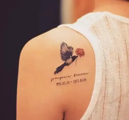 女士肩部纹身适合纹在肩膀上的小纹身3