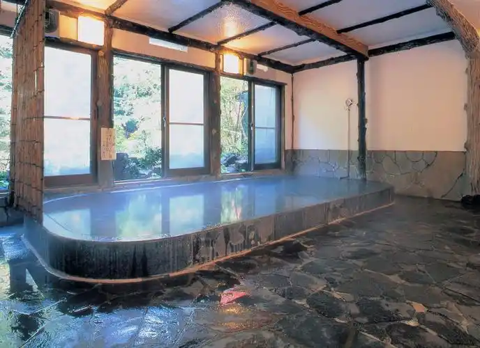 温泉功效包括缓解神经痛及肌肉痛,改善畏寒症状,美