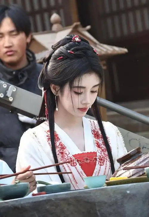 240112 古韵今风,鞠婧祎古装造型引无数粉丝倾慕!