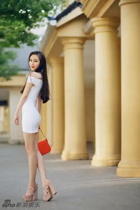 组图袁菲俏丽街拍展现成熟风韵