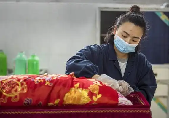 王伊宇为遗体化妆.