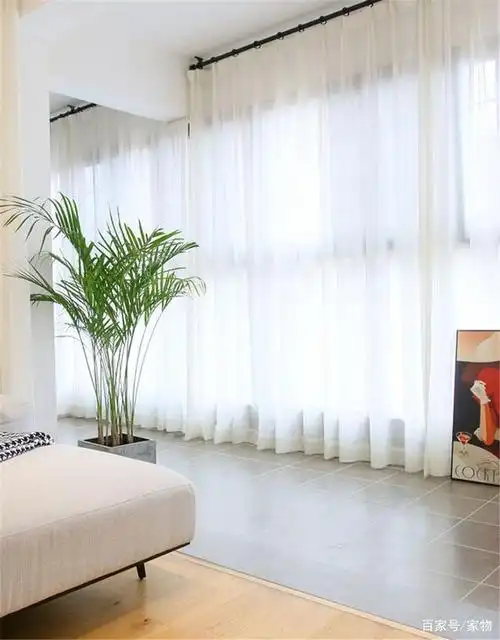 客厅与阳台之间,是打通还是装门?相信很多人在装修时都在纠结.