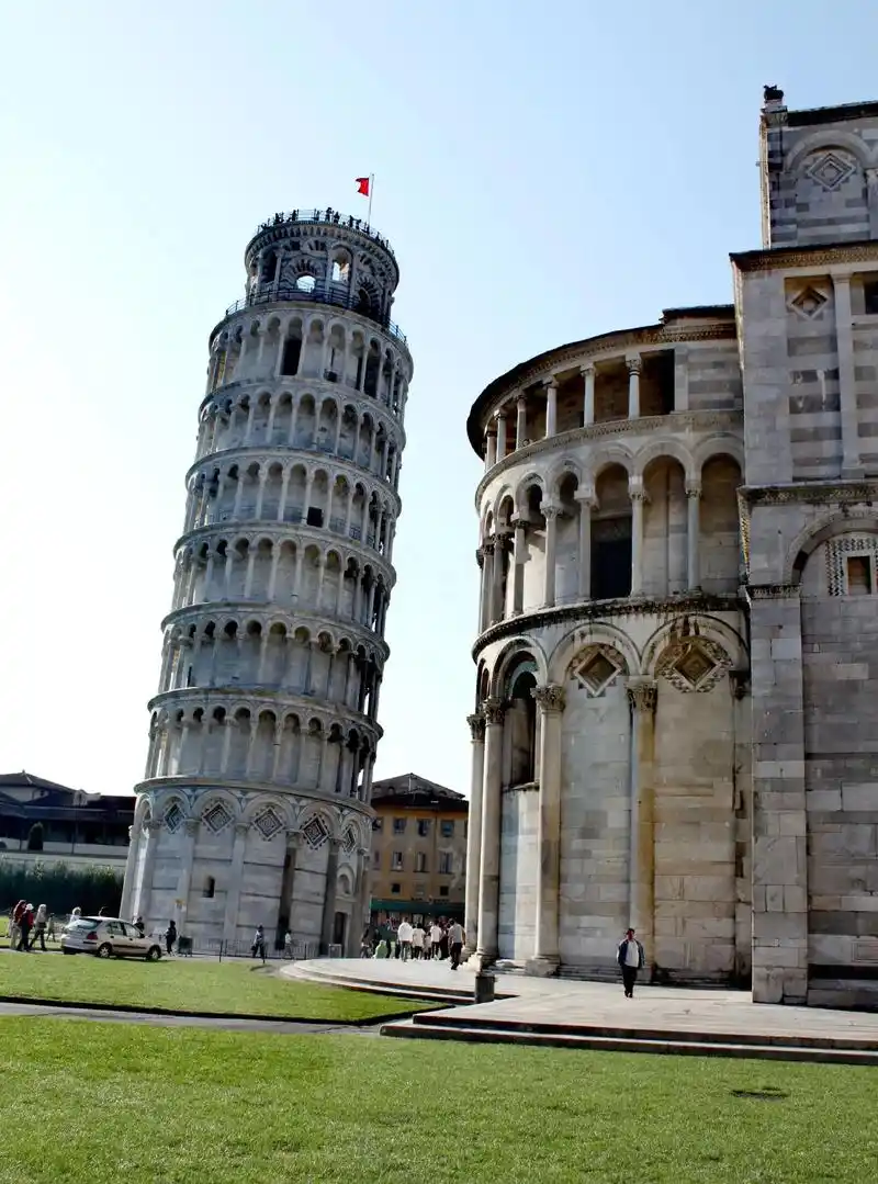 意大利佛罗伦萨的比萨城最迷人的是比萨教堂建筑群,为罗马风格建 - 抖