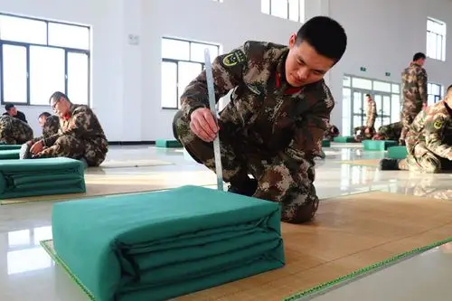 叠被子大赛来了,兵哥哥教你叠出"豆腐块"