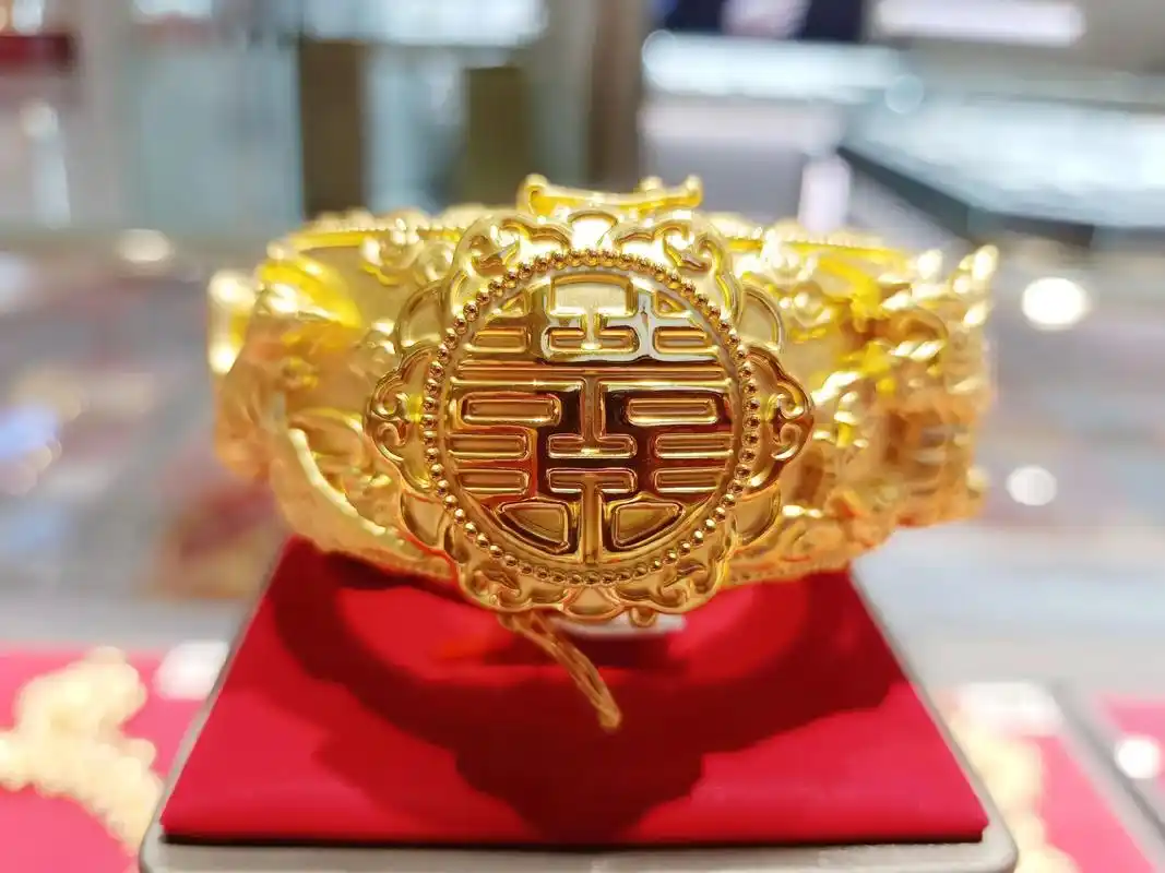 周六福黄金龙凤手镯