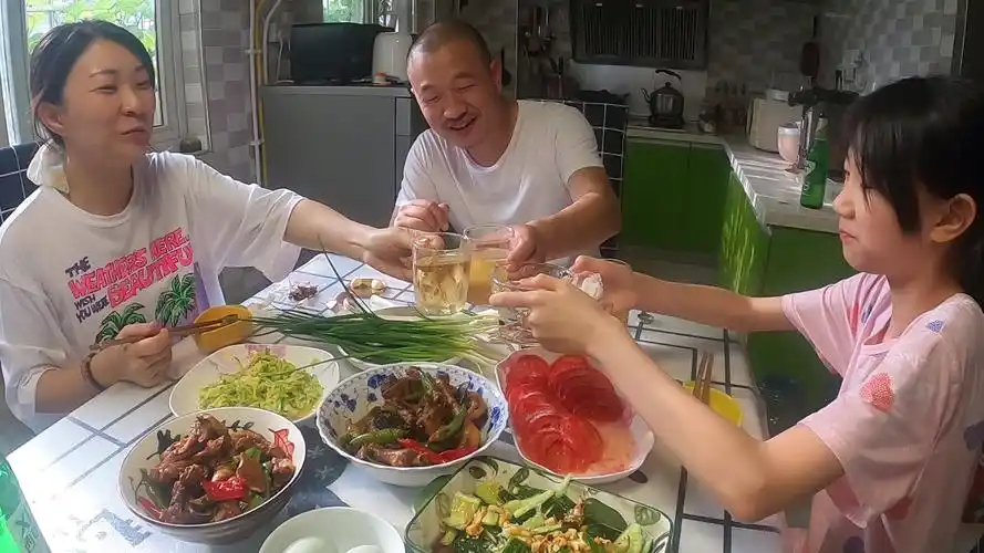 房车旅行在外漂泊了三个月回家后一家人喝酒这样的感觉真好