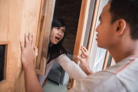 婚姻中的参数妻子在战斗中推开丈夫照片