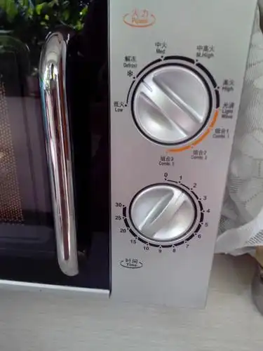 汤料就这些,一起放微波炉解冻两分钟.