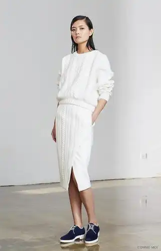 comme moi 吕燕 都市时尚风格 立体饰纹下摆不规则开叉个性半身裙