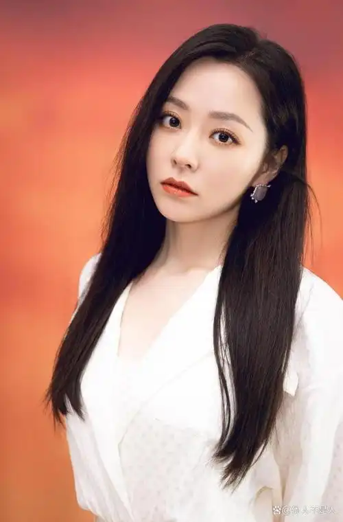 张靓颖是一位高知名度的女演员,凭借出色的音乐才华和迷人的外表赢得