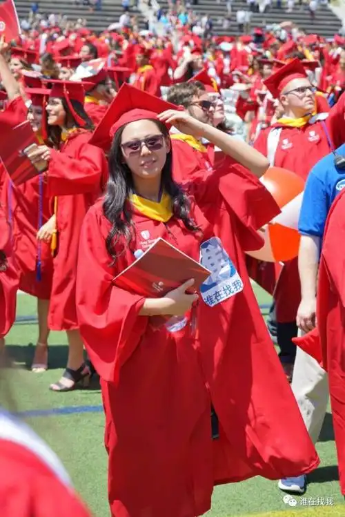 中国女留学生毕业典礼创意广告走红美国引围观