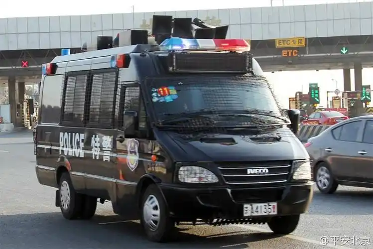 北京公安反恐防暴拉练特警车辆上街组图