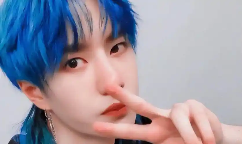 有种"惊艳"叫王一博染头发,染白又奶又a,染蓝帅成了漫画脸_形象_影视