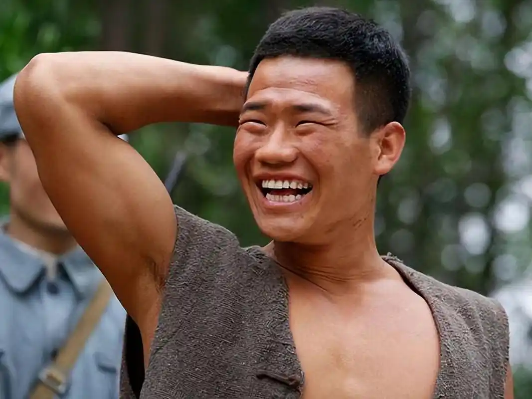 嘎子和潘长江是中国娱乐圈中备受瞩目的两位喜剧演员,他们的面相也