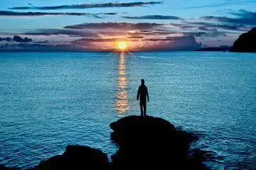 小明站在海边,远望大海,发现海与天已经连在一起了.