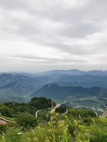 写美篇房山百花山景区以自然风光为主,树木茂密山峦叠嶂,风景开阔秀美
